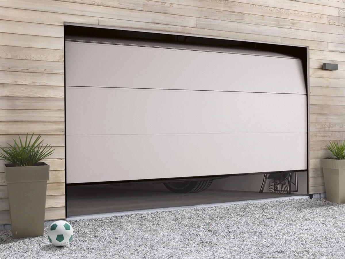 Pose porte de garage sectionnelle à Lyon par Bati Protect